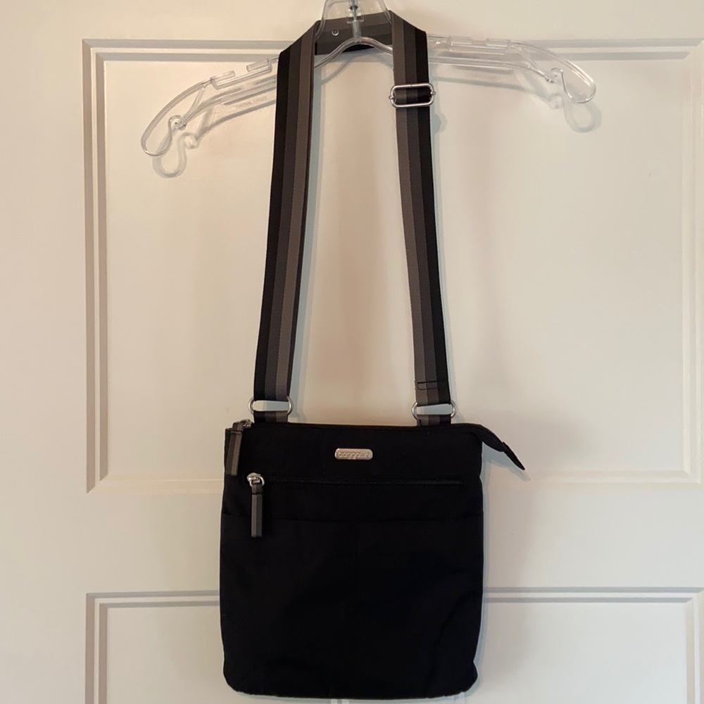 baggallini cross body, black with grey/black adjustable strap